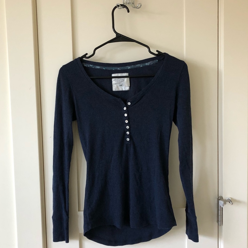 Soft and stretchy navy long sleeved shirt